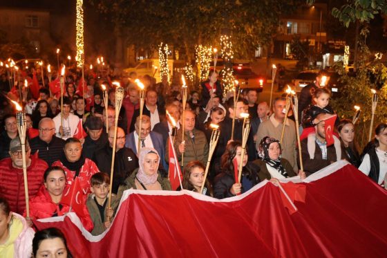 Cumhuriyet Coşkusu Fener Alayı Yürüyüşüyle Bir Kez Daha Yaşandı