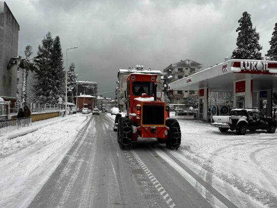 Fen İşleri Ekiplerimiz Karla Mücadele Çalışmalarını Sürdürüyor