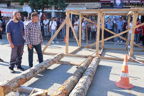 Festivalde Geleneksel Gösteri: Dik Hızarla Tahta Bitişme
