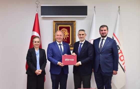 Arhavi’ye Dev Spor Yatırımı: Yarı Olimpik Yüzme Havuzu ve Kapalı Halı Saha İçin İmzalar Atıldı